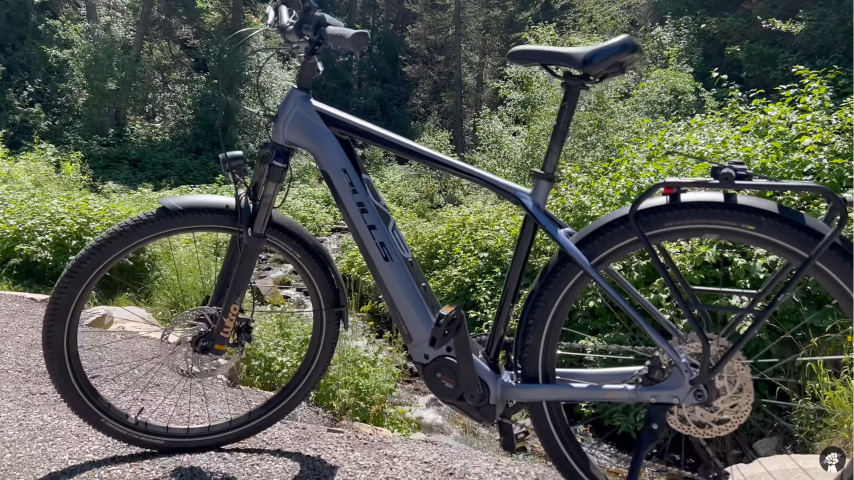 A high end commuter bike that goes and goes