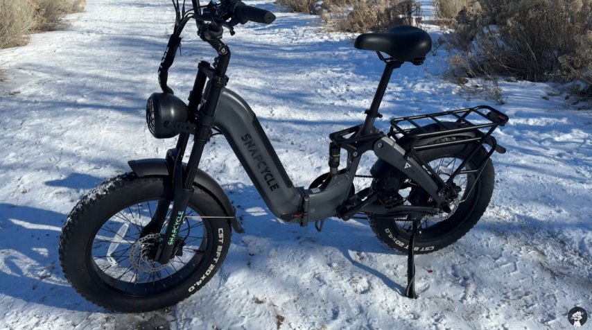 Discover the Snapcycle Storm: a foldable electric fat bike excelling in snow and varied terrains. Comprehensive review on performance, design, and battery life.